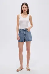 Short de denim azul con acabado acid wash y apliques de strass. Presenta tiro alto, diseño relaxed y bolsillos clásicos.