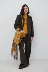 Pantalon de pana color beige, de corte recto y tiro alto, con bolsillos laterales y cintura elástica.
