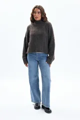 Pantalon de jean de corte recto en color azul medio, con diseño de cinco bolsillos y cierre frontal con boton y cremallera.