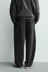 Pantalón jogger balloon fit de hombre, color negro con efecto lavado, confeccionado en algodón con interior afelpado. Cuenta con cintura elástica, bolsillos laterales y detalle de bolsillos traseros.