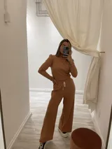 Pantalón de morley color marrón, de corte holgado y cintura elastizada con cordón ajustable.