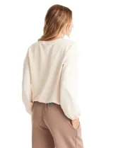 Buzo de modal de calce holgado y recto, con cuello redondo a la base, mangas largas con puños elastizados y ruedo con elástico. Presenta hombros caídos y diseño minimalista.