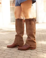 Bota alta de cuero y gamuza color marrón, con diseño 2 en 1 que incluye estribo desmontable, taco cuadrado y punta cuadrada.