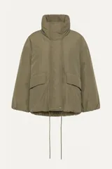 Chaqueta reversible color beige, de corte holgado, con exterior de pelo sintético recubierto de algodón y interior acolchado con relleno reciclado certificado REPREVE.