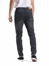 Pantalón de jean corte slim fit, color azul clásico, con cierre de botones y bolsillos laterales y traseros.