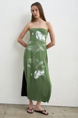 Vestido largo negro de algodón sin tirantes con escote palabra de honor, estampado de rosas blancas y aberturas laterales.