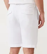 Bermuda de hombre en lino color gris claro, de corte recto, con textura discreta, bolsillos laterales y cierre frontal con botón y cremallera.