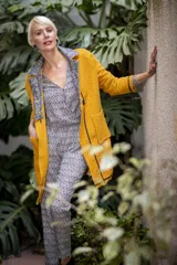 Mono largo estampado con escote cruzado, confeccionado en lycra y poliéster. Tiene cintura elastizada y bolsillos laterales.