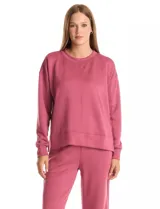 Buzo deportivo de cuello redondo, con hombros caídos y mangas largas con puños. Presenta costuras decorativas tipo pespunte en la parte frontal y en las mangas, con un diseño de ruedo recto y tajos laterales.