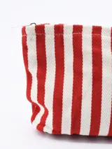 Necessaire de tela con diseño de rayas verticales en color rojo y blanco, con cierre superior.