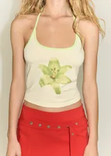 Top ajustado color crema con ribete verde y estampado de una flor verde.