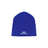 Gorro beanie de punto trenzado color azul, con el logo y nombre de la marca bordados en color blanco en el frente.