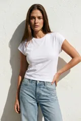 Remera de algodón de corte al cuerpo, con cuello redondo y mangas cortas con dobladillo.