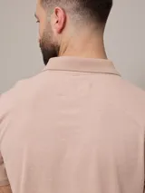 Polo color beige de manga corta con efecto peach.