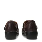 Zapatos de cuero marrón con diseño de costuras reforzadas, cierre de velcro lateral y suela de goma negra.