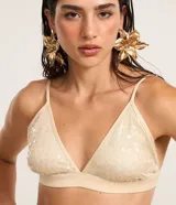 Top cropped de poliéster color beige con lentejuelas, escote en V y tirantes finos ajustables.