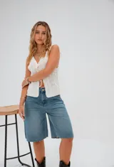 Bermuda de jean azul con terminación desflecada.