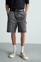 Bermuda relaxed fit confeccionada en tejido de algodón con efecto lavado. Presenta un diseño de cinco bolsillos, bolsillo multifunción en la pernera y tira lateral de estilo carpintero. Cuenta con cierre frontal con cremallera y botón.