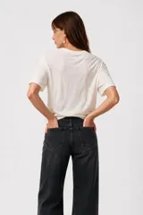 Remera de algodón color blanco, con efecto wash, de manga corta, diseño holgado y cuello redondo.