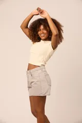 Short de jean gris claro, de tiro alto, corte recto y con bolsillos delanteros y traseros.