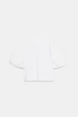 Camiseta blanca de algodón con cuello redondo y mangas cortas abullonadas.