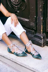 Bailarinas con escote cuadrado, punta y talonera, con cintas de grosgrain y ojales ovalados. Interior de piel celeste y suela de cuero.