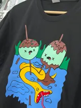 Remera negra con estampado de la dulce princesa y un monstruo de la serie Hora de Aventura.