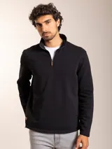 Sweater negro de algodón y poliéster con cuello alto y cierre metálico parcial.