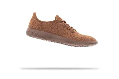 Zapatilla de diseño minimalista confeccionada en lana merino, con cordones al tono y suela de EVA. Presenta un estilo atemporal y versátil, ideal para uso diario.