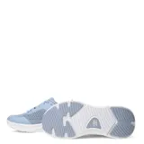 Championes deportivos Umbro modelo Icon Lady, color celeste con detalles en blanco y verde. Presentan una capellada de malla transpirable con refuerzos sintéticos y una suela de amortiguación blanca.