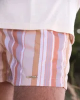 Short de baño con rayas verticales en tonos naranja, blanco y beige.