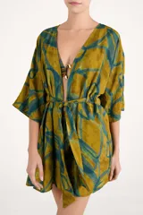 Kimono fluido con estampado abstracto en tonos mostaza y verde azulado, con mangas tres cuartos y lazo ajustable en la cintura.