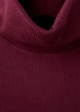 Vestido midi de diseño combinado en color bordó. Presenta un cuerpo sin mangas con cuello embudo y una falda de corte recto con caída fluida.