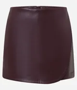 Short pollera de tiro alto confeccionado en cuero sintético (PU) color bordó. Presenta un diseño cruzado en el frente con cierre posterior oculto, combinando la estética de una falda con la comodidad de un short.