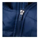 Chaleco azul marino con cierre frontal y cuello alto. Diseño acolchado con bolsillos laterales con cierre. Logo de la marca bordado en el pecho.