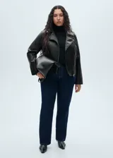 Chaqueta de diseño biker en efecto piel color negro, con solapas con muesca, cierre cruzado con cremallera y bolsillos laterales con cremallera.
