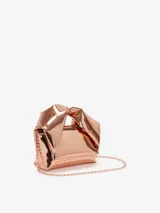 Bolso de hombro JW Anderson modelo Small Twister, color cobre metalizado, con asa superior retorcida y logo grabado. Incluye cadena de hombro desmontable.