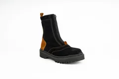 Bota tipo borcego de caña media, confeccionada en una combinación de cuero gamuzado negro y detalles en cuero color suela en la parte trasera y lengüeta. Presenta suela track de goma negra y costuras a la vista.