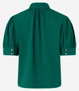 Blusa verde esmeralda de crepé con cuello alto con botones dobles y pequeña abertura abajo y mangas cortas abullonadas con botones.