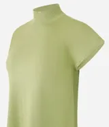 Blusa verde de punto texturizado, con cuello alto acanalado y manga corta amplia.