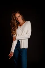 Blusa de morley elastizado color blanco, con escote en V y botones dorados.
