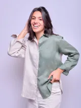 Camisa de lino combinada en dos tonos de beige, de corte suelto y manga larga.