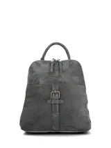 Mochila Hush Puppies color gris, con diseño combinado de cuero sintético y gamuza. Presenta un bolsillo frontal con cierre de hebilla decorativa, compartimento principal con cierre y asa superior.