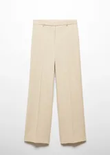 Pantalon de vestir de corte wideleg y tiro bajo, en color beige. Presenta trabillas para cinturón, bolsillos laterales y cierre oculto con botón, gancho y cremallera.