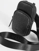 Porta celular marrón de cuero sintético con dos compartimentos con cierre y correa larga ajustable.