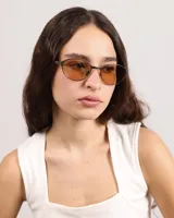 Lentes de sol con marco metálico negro y cristales color naranja.