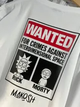 Remera blanca de mangas cortas con cuello redondo y estampado del logo de la serie Rick and Morty en color negro.