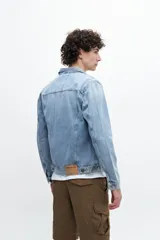 Campera de jean azul de calce clásico.