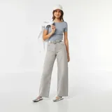 Pantalón de jean gris de corte ancho, con cintura alta y bolsillos delanteros y traseros.