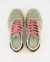 Zapatillas deportivas Coolway modelo Goal, color verde oliva, con detalles en blanco, negro y suela color caramelo. Confeccionadas en gamuza con cordones rosas.